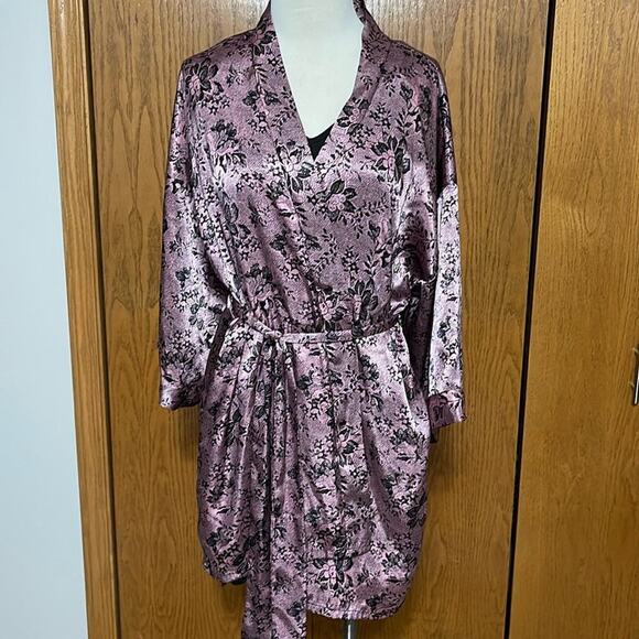 Frederick's of Hollywood Pink/Black Floral Tie Robe O/S - Picture 1 of 2